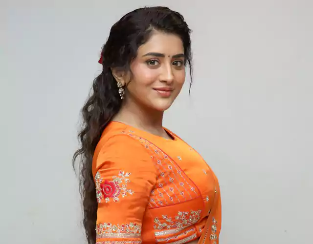 Rashi Singh Looks Picture Perfec